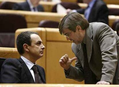 El líder del PSIB-PSOE, Francesc Antich, habla en el Senado con el presidente José Luis Rodríguez Zapatero.