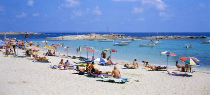 Turistas en la playa de Es Pujols, en la isla balear de Formentera. 