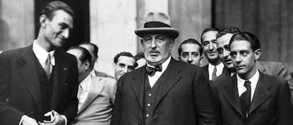 El diplomático Ángel Ossorio Gallardo, en el centro, rodeado de periodistas, en 1933.