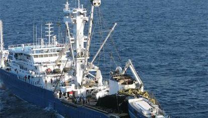 Imagen del atunero vasco 'Alakrana', rumbo a las Seychelles después de haber sido liberado.