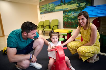 Abril juega en la sala infantil de la Clínica Universidad de Navarra junto a sus padres.