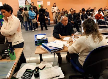 Numerosos ciudadanos esperaban ayer en Valencia para reclamar por los recibos que les ha pasado Iberdrola.