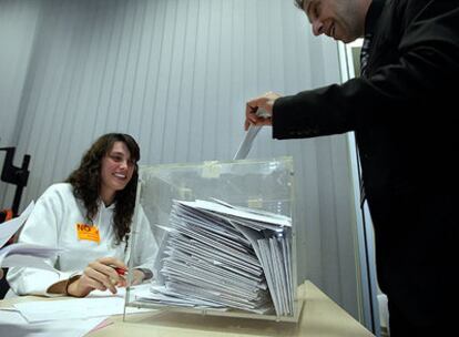 Un trabajador de la factoría de Seat en Martorell, Barcelona, ejerce su derecho al voto.