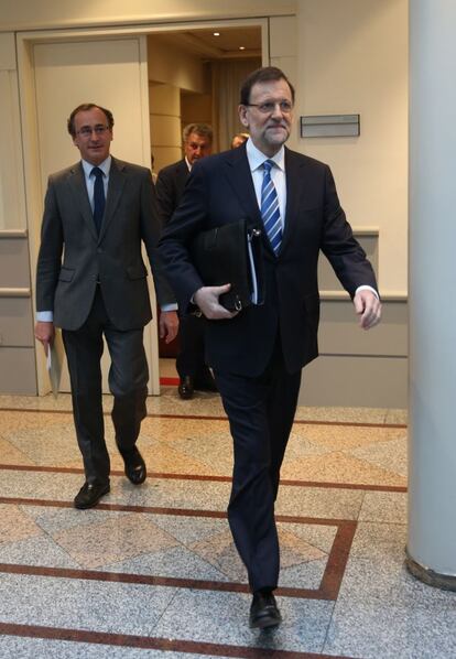 El presidente del Gobierno, Mariano Rajoy, se encamina al hemiciclo. En segundo término, el portavoz del Grupo Popular, Alfonso Alonso, y, detrás, el presidente del Congreso, Jesús Posada.