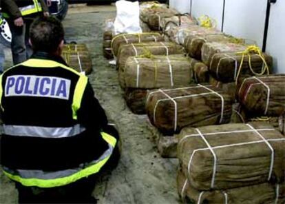 Un policía observa el cargamento de droga intervenido en el buque <i>Romios Panama</i>.