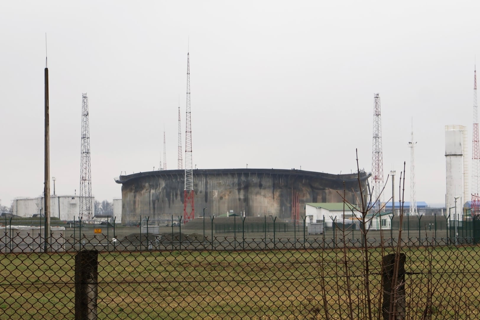 Depósitos destruidos por un dron ruso en la estación de bombeo del oleoducto Druzhba, el 1 de abril.