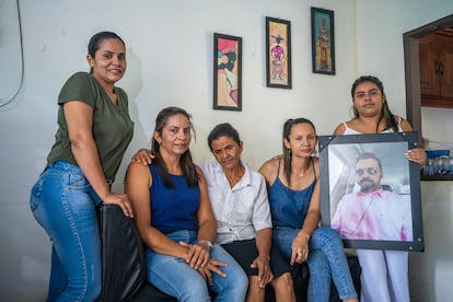 Hermanas y mamá de Rafael posan para un retrato en la casa de Enaida, su madre, en Puerto Libertador, el 27 de octubre del 2022. 
