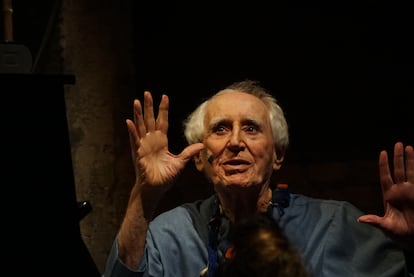 Zé Celso durante una presentación escénica en el Teatro Oficina