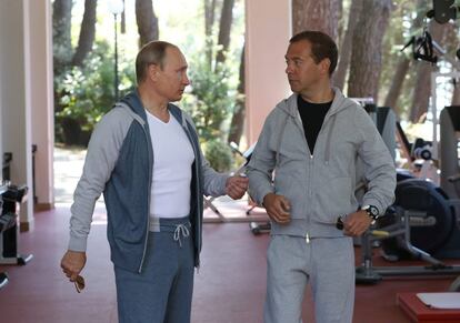 Putin e Medvedev entram na academia.