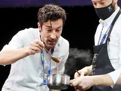 El chef Eneko Atxa durante la ponencia 'El Círculo de Azurmendi' en la segunda jornada de la feria Madrid Fusión de este martes.