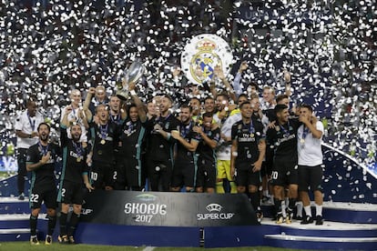 El equipo merengue celebra la consecución de la  Supercopa de Europa.