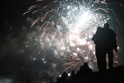 Una pareja observa los fuegos artificiales en Crimea, Rusia.