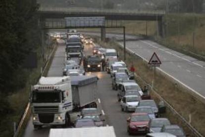 Atasco de tráfico ayer en la A66 a causa de barricadas de los túnes del Padrún en donde un grupo de mineros cortó el tráfico con barricadas de neumáticos ardiendo en las dos entradas de estos túneles de la A-66 en las próximidades de Oviedo.