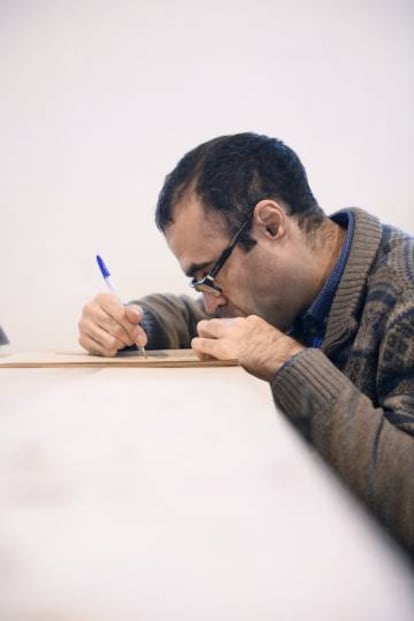 Arriba, mapa por Andrés Fernández. Abajo, dibuja en el taller de Debajo del Sombrero, en Matadero.