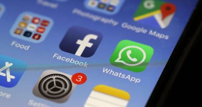 Iconos de WhatsApp y Facebook, en la pantalla de un iPhone.