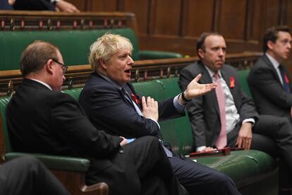 El primer ministro británico, Boris Johnson, (en el centro) durante la votación para aprobar las medidas contra el coronavirus, este martes, en Londres.
