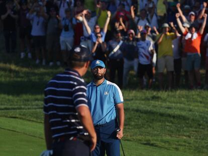 Rahm, tras embocar en el hoyo 18, ante Scheffler.