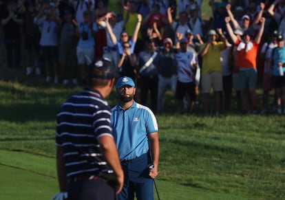 Rahm, tras embocar en el hoyo 18, ante Scheffler.