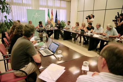 Reunión del equipo técnico de la Consejería de Salud para abordar la crisis de listeriosis.