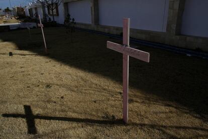 Cruces en un parque memorial erigido en el lugar donde se encontraron ocho mujeres asesinados y arrojados en un campo algodonero en 2001 en Ciudad Juárez.
