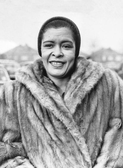 Billie Holliday. Na intensa vida da vocalista de jazz, a artista manteve relações com homens e mulheres. Com o passar do tempo tornaram-se públicas as provas de seu affaire com a atriz Tallulah Bankhead, algo que esta tentou esconder na época. Quando a polícia pegou Holliday com ópio, Bankhead veio interceder junto ao diretor do FBI, J. Edgar Hoover –amigo de seu pai–, pela sua libertação. Depois vieram os enfrentamentos, quando Bankhead ameaçou processar Billie Holliday se ela a incluísse em sua autobiografia Lady Sings the Blues. Depois de algumas cartas venenosas, no final a atriz foi retratada no livro como “uma amiga que às vezes vinha em casa para comer espaguete”.