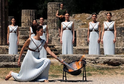 El templo de Hera, en la antigua Olimpia, donde se celebraban los Juegos en la antigüedad, ha sido el escenario de la ceremonia de encendido de la antorcha olímpica, que abre la cuenta atrás hacia los Juegos Olímpicos de Río.