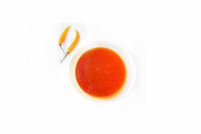 <p>Esta salsa se consume mucho en Tailandia, donde la preparan combinando <strong>chili fermentado</strong>, vinagre, ajo, azúcar y sal. "Tiene una alta concentración en capsaicina, que parece tener propiedades para la salud como modeladora de alteraciones metabólicas y podría ayudar a tratar el dolor", explica Bonfanti. La dietista-nutricionista no la recomienda a personas con problemas gastrointestinales porque "puede llegar a ser muy picante y resultar irritante para las mucosas digestivas". <strong>Lo mejor es que sea casera pero, si no, nunca está de más revisar bien la etiqueta de la que compramos porque "puede contener azúcares añadidos"</strong>.</p>