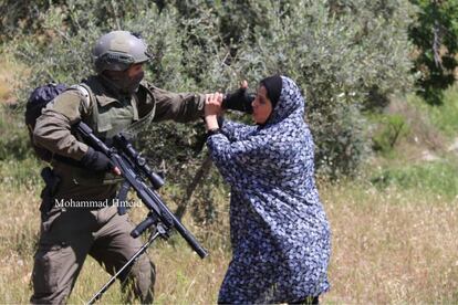 El adolescente palestino, que resultó herido en la ingle cerca de Belén (Cisjordania), fue evacuado a un centro sanitario tras varios forcejeos entre los manifestantes y las tropas, que llegaron apuntar con sus armas a quienes acudían en su auxilio