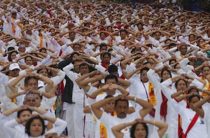 Una multitud practica yoga en Katmandú (Nepal).