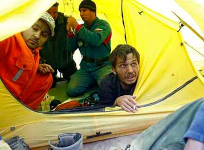 El piragüista ruso Andrei Pautov (derecha) se asoma desde el interior de la tienda, ayer en la región del río Yurunkas.