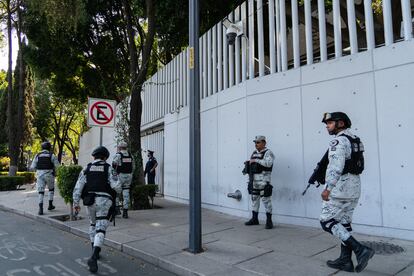 Elementos de la Guardia Nacional custodian las inmediaciones de la Fiscalía General de la República en Ciudad de México, este jueves. Ovidio Guzmán está en el interior tras ser detenido en la ciudad de Culiacán (Sinaloa) y ser trasladado.