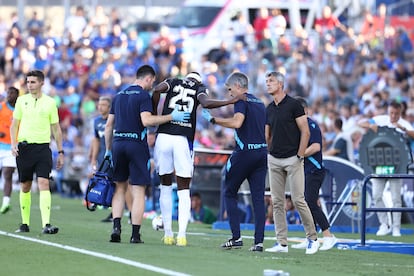 El nigeriano Umar Sadiq se retira lesionado del encuentro de liga que la Real Sociedad disputó el pasado domingo en Getafe.