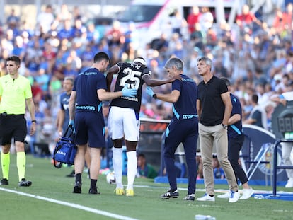 El nigeriano Umar Sadiq se retira lesionado del encuentro de liga que la Real Sociedad disputó el pasado domingo en Getafe.