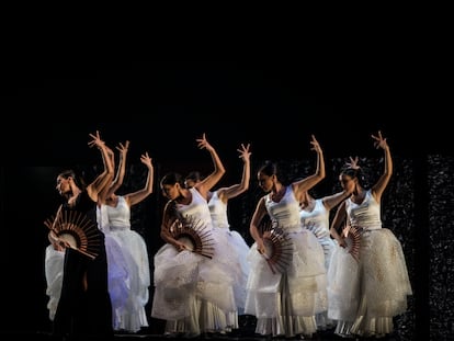 Rafaela Carrasco (de negro), junto con su equipo de bailaoras, durante el espectáculo.