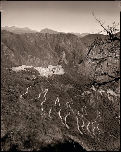 La carretera Hiram Bingham, los caminos incas y el tren son las vías de acceso a la zona. A la derecha, arriba, habitantes cerca de Aguas Calientes, y abajo, el Templo de las Tres Ventanas, desde el que, según la leyenda, salieron los incas el día de la creación.