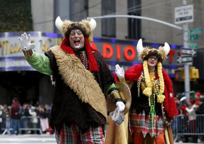 Los aproximadamente 3,5 millones de espectadores llenaron las calles de Manhattan este jueves para ver la marchar a las bandas y los gigantes globos pasear en el 89º Desfile Anual de Macy's en celebración del Día de Acción de Gracias en Nueva York. En la foto, dos personas disfrazadas durante el desfile en la 6ª Avenida en Manhattan.