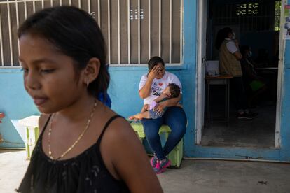 Acción contra el Hambre organiza talleres de empleabilidad en escuelas situadas en algunos de los barrios más vulnerables de San Pedro Sula, al norte del país. En la imagen, una madre sale del aula para atender a su hijo.