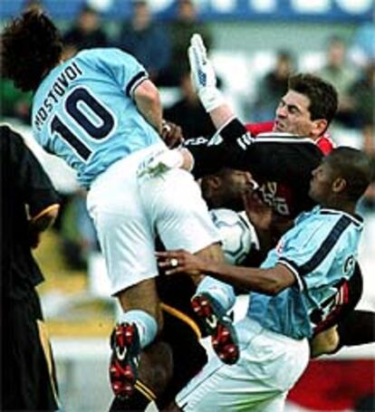 Iker Casillas intenta despejar el balón entre un grupo de jugadores del Celta.