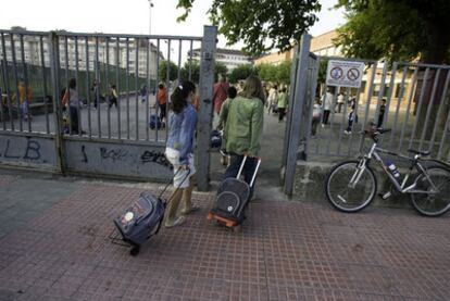 Dos alumnas entran en clase en un colegio público de Vitoria.