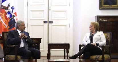 L&oacute;pez Obrador, durante su reuni&oacute;n con la presidenta de Chile, Michelle Bachelet.