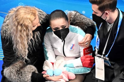 Kamila Valieva (centro) junto a su entrenadora, Eteri Tutberidze, en los Juegos de Invierno de Pekín 2022. 