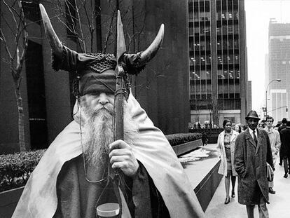 ‘Moondog’, retrato realizado en la calle 51 Este de Nueva York por Peter Martens entre 1970-1979.