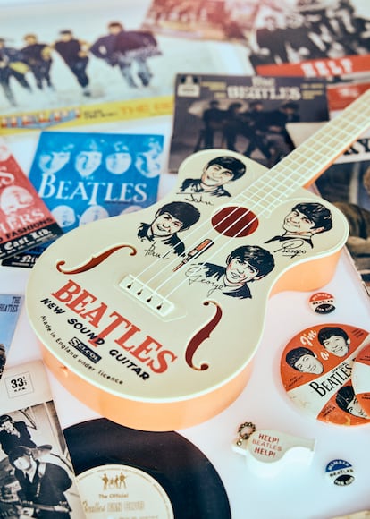 Un detalle de la memorabilia de The Beatles dentro de la colección permanente.