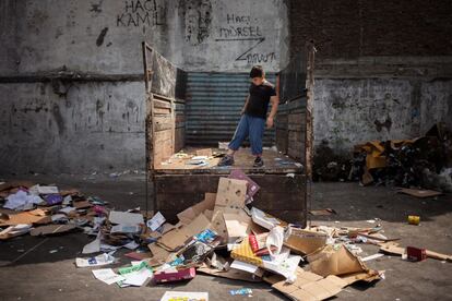 A la planta llegan también camiones cargados con basura que debe ser clasificada y pesada. Un niño sirio, de apenas 12 años, colabora en la tarea.