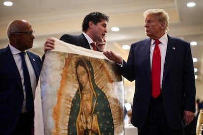 Donald Trump recibe una imagen de la Virgen de Guadalupe como regalo durante la reunión líderes de la comunidad latina en Doral, Florida, el martes.