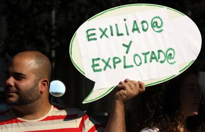 Enfermeros españoles se concentran en Berlín frente al Ministerio alemán de Sanidad para pedir que se respeten sus derechos laborales y no se les discrimine frente a los empleados alemanes.