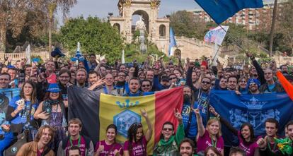 M&aacute;s de mil aficionados del videojuego &#039;Ingress&#039; posan en el Parque de la Ciutadella. 