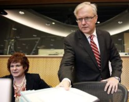 El vicepresidente de la Comisi&oacute;n Europea (CE) y comisario de Asuntos Econ&oacute;micos y Monetarios, Olli Rehn, a su llegada a una reuni&oacute;n de la Comisi&oacute;n de Asuntos Econ&oacute;micos y Monetarios del Parlamento Europeo el 25 de abril de 2013. 