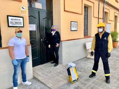 Empleados de Correos reparten mascarillas en Sevilla.