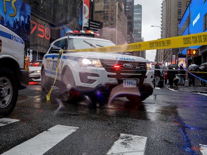 Coches patrulla del Departamento de Policía de Nueva York bloquean una calle junto a la escena de un crimen.